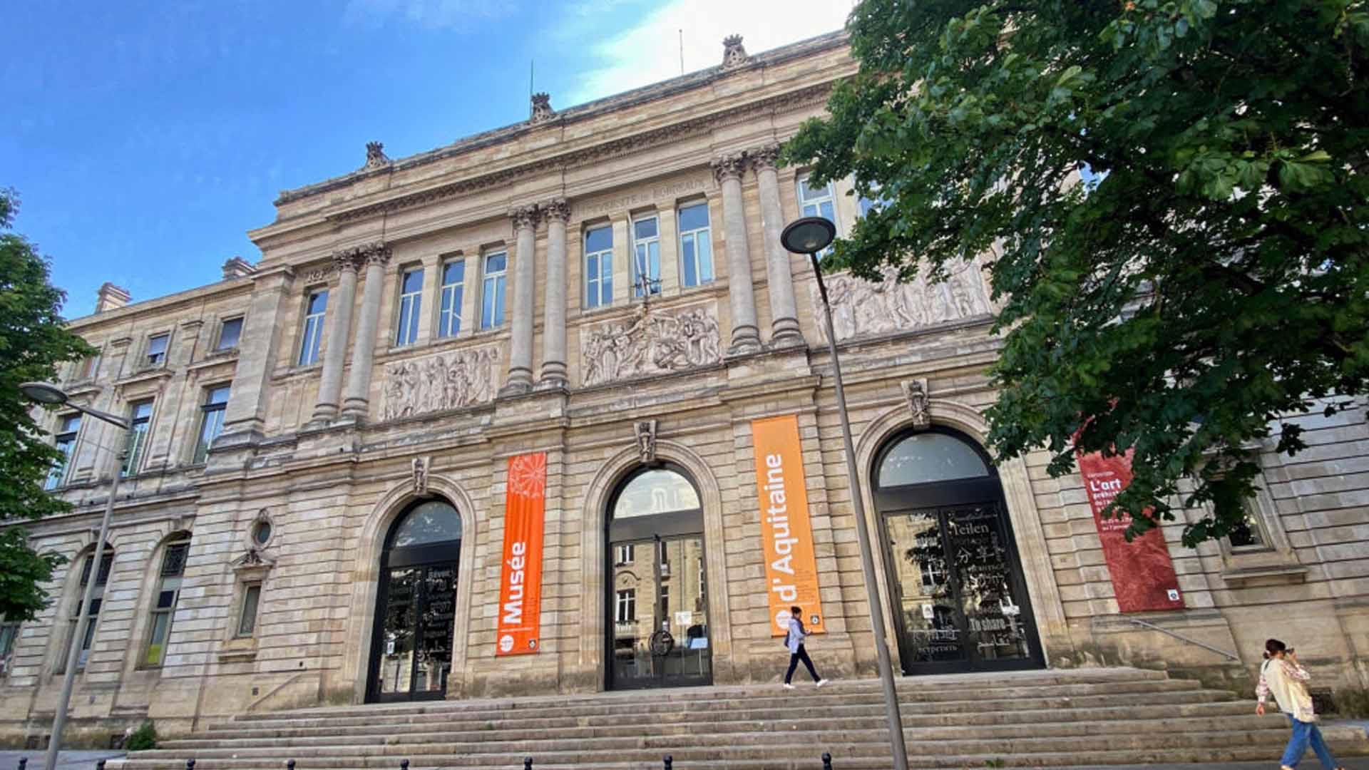 Guided walking tour of Bordeaux's 18th-century historic center and the Musée d'Aquitaine