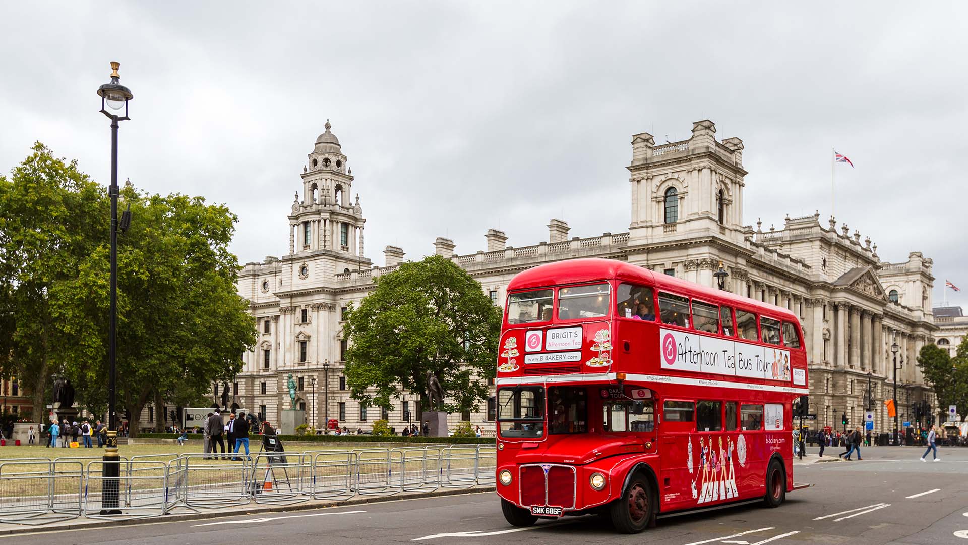 Hop-on-hop-off city bus tours with a scavenger hunt in London and Paris